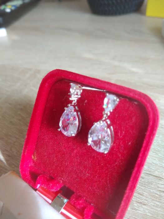 Kolczyki koloru srebrnego