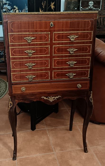 Móvel de estilo com ferragens