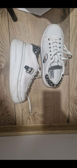Sneakersy białe z ćwiekami KARL LAGERFELD rozmiar 39. Raz założone.