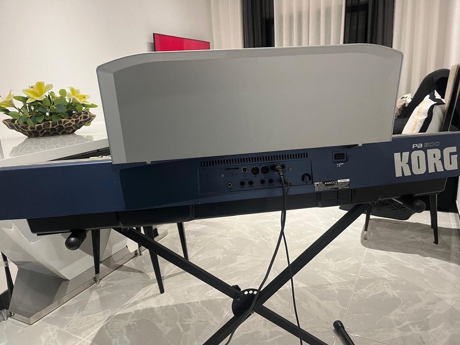 Teclado KORG PA 500 (com saco e tripé)