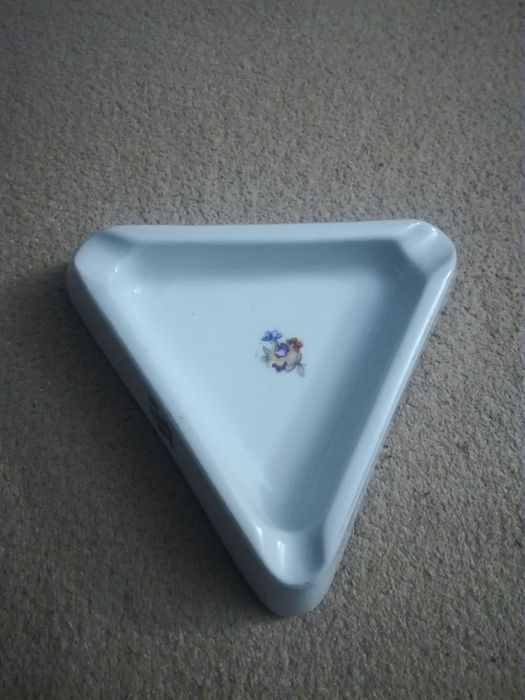 Stara popielniczka Chodzież porcelanowa trójkątna