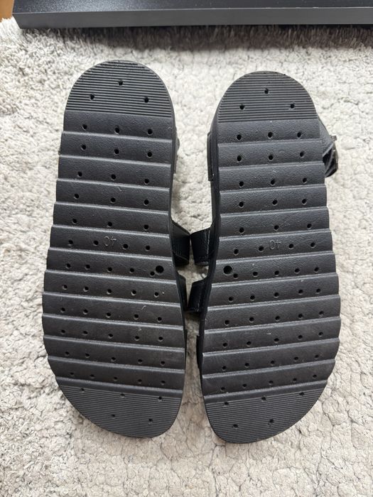 Продам босоніжки , нові ( є маленька подряпина на устільці )