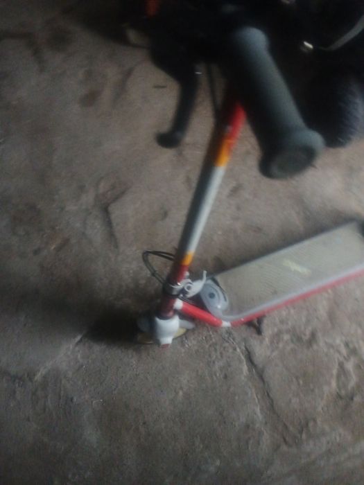 Sprzedam hulajnoge elektryczną nineboot hulajnoga  rospędza sie do 16 kmh idealna do podjazdów do szkoły