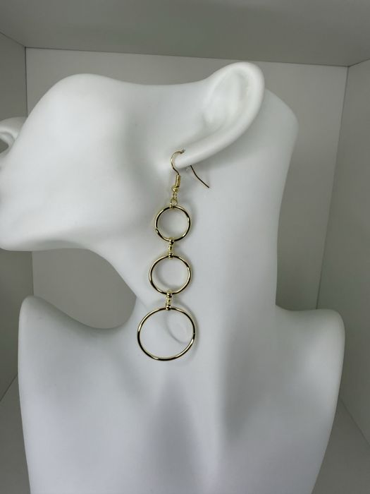 Długie wiszące kolczyki koła w kolorze złotym