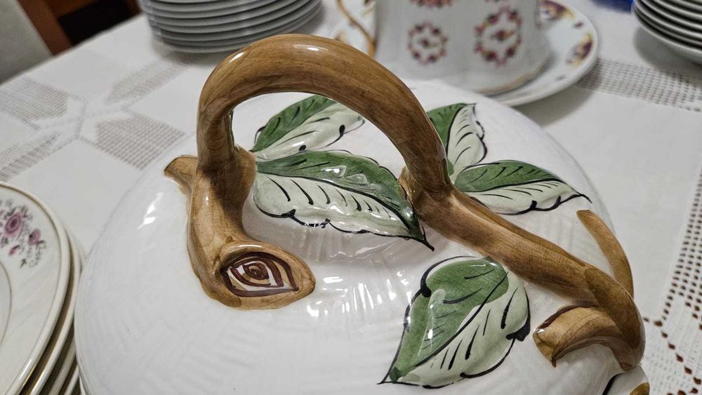 Terrina da sopa pintada à mão com relevos