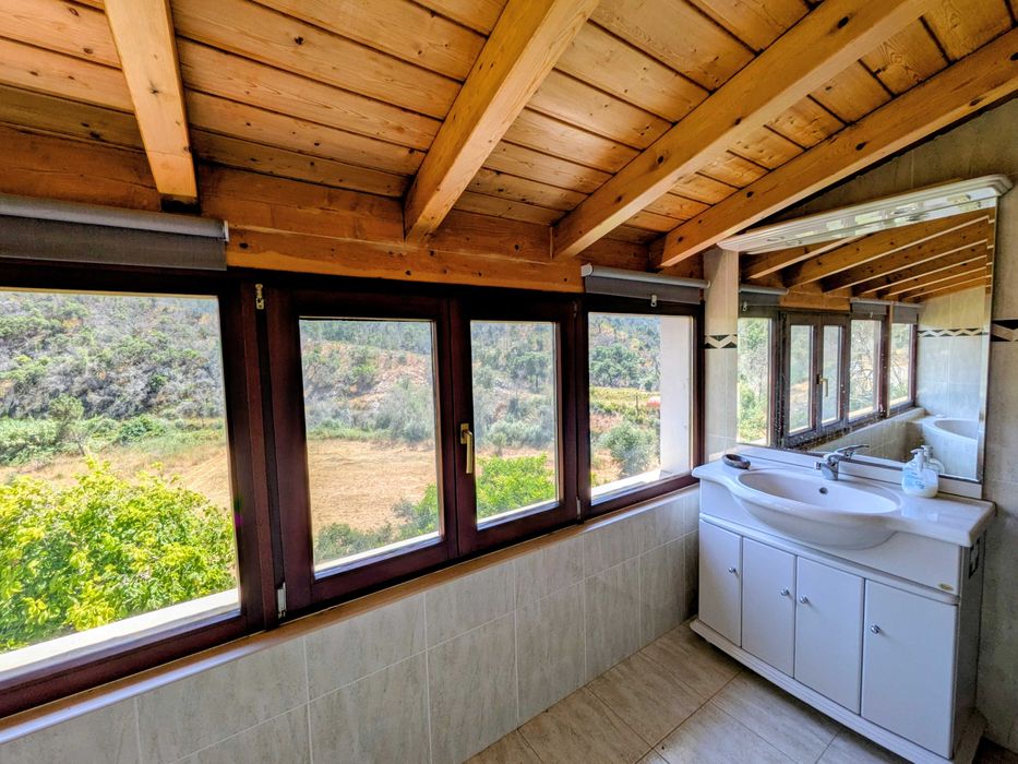 Retiro na natureza com terraço e vista