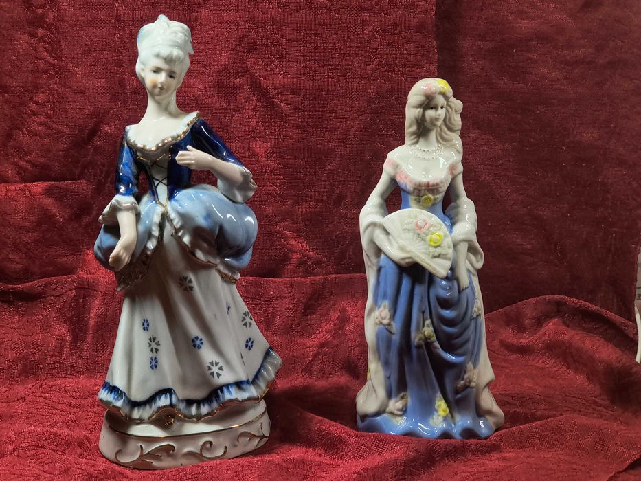 Dwie piękne porcelanowe figurki.
