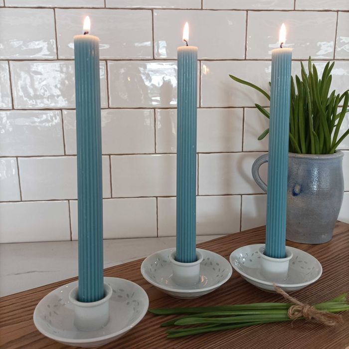 Porcelanowe świeczniki. Dekoracja eleganckiego stołu. Świecznik.