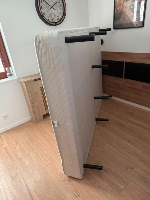 Łóżko jak nowe - materac na stelażu 140x200cm