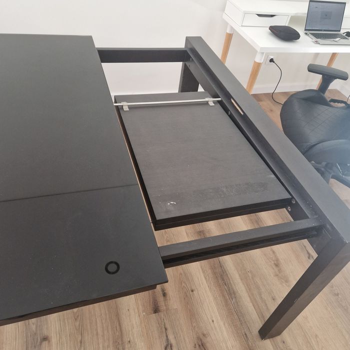 Mesa de madeira e vidro