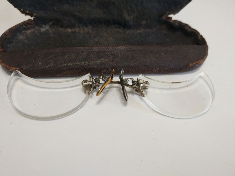 Пенсне с редкой формой стекол.