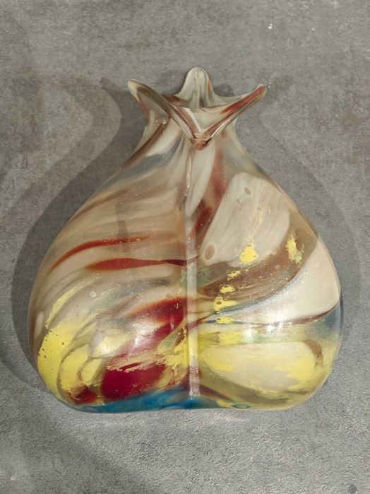 Wielobarwny szklany wazon