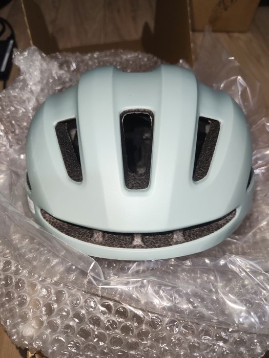 Kask rowerowy seledynowy z lampką