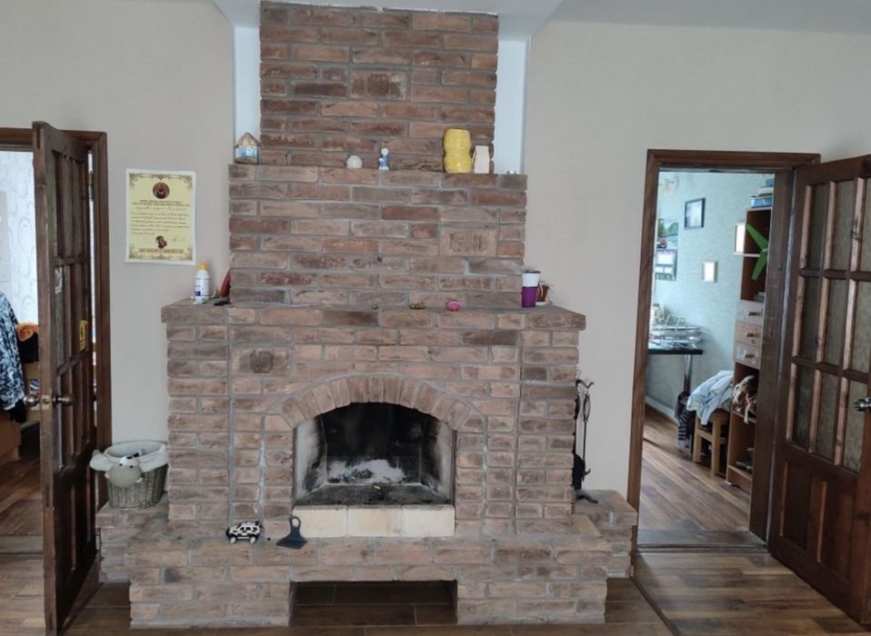 Дом , Фонтанка 2, асфальтированный подьезд . 400м от трассы.