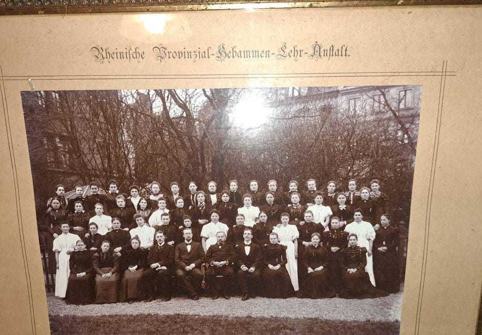 Stare 130 lat zdiecie grupowe w ramie za szklem