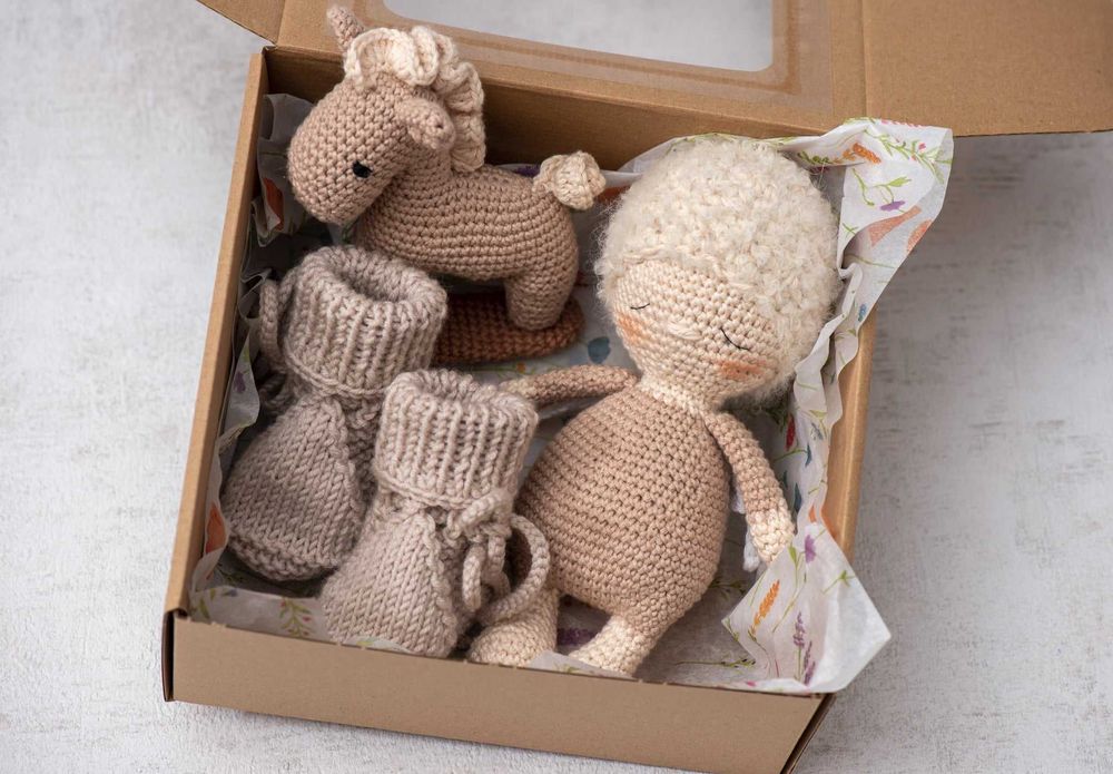 Zestaw prezentowy dla noworodka ręcznie zrobiony (buciki+ maskotka)