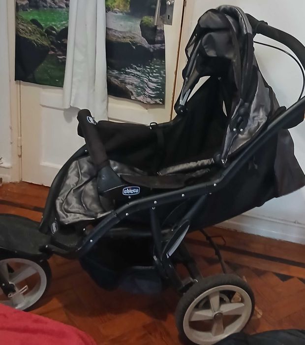 Vendo um carrinho de bebé da marca semi novo, da marca Chicco!