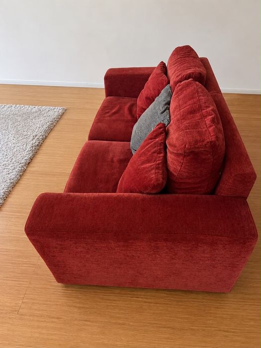 Sofa 2 pessoas , em muito bom estado com almofadas incluidas.dimensoes : 2,0 x 1,0 m
