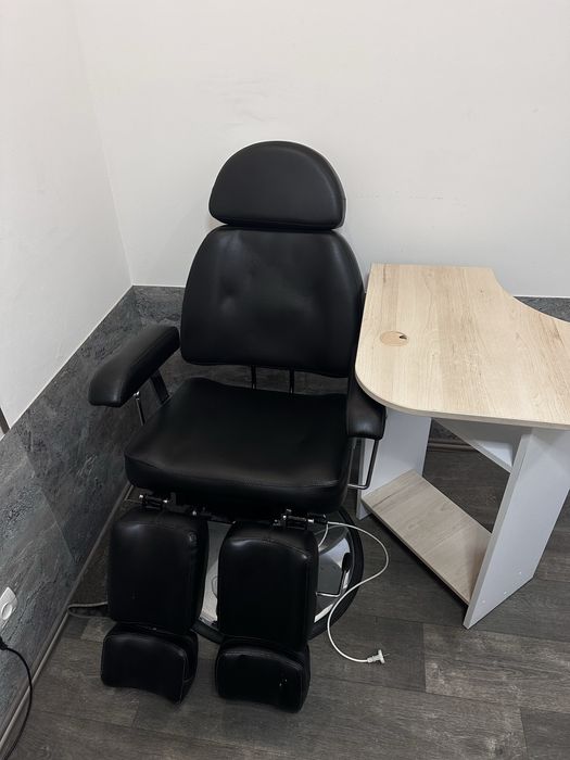 Крісло для педикюру, стіл для манікюру