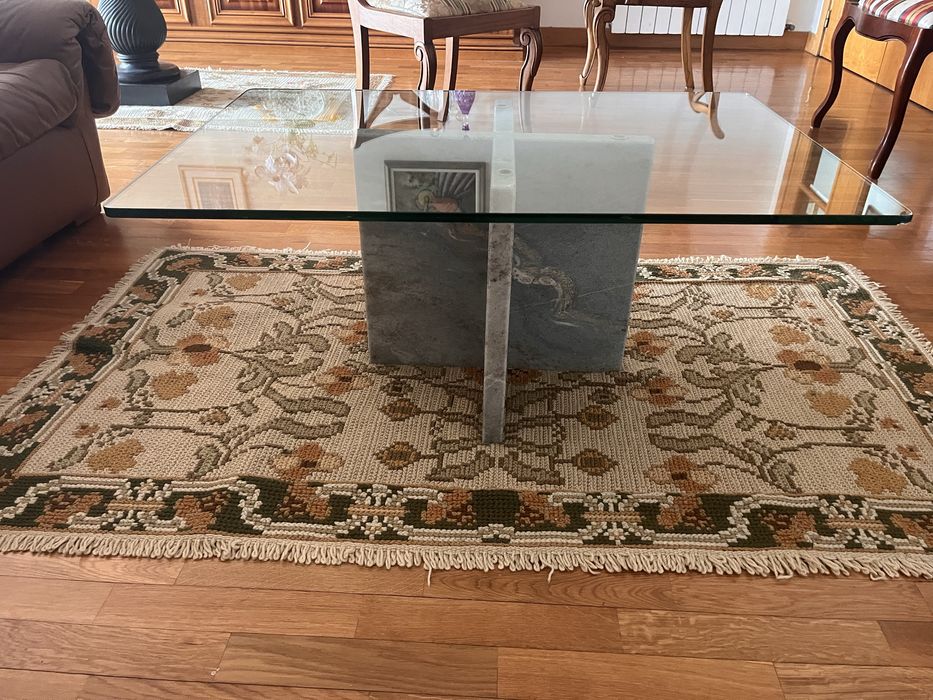 Mesa de centro com tampo em vidro e base de pedra