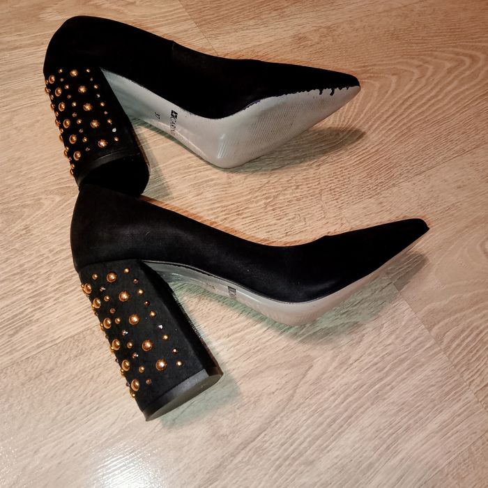 Buty  na słupku z pięknym obcasem