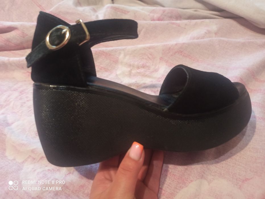 Продам босоножки