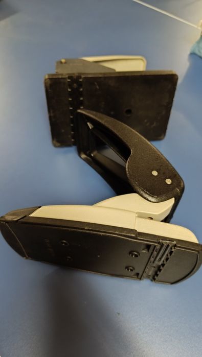 Dois furadores de papel