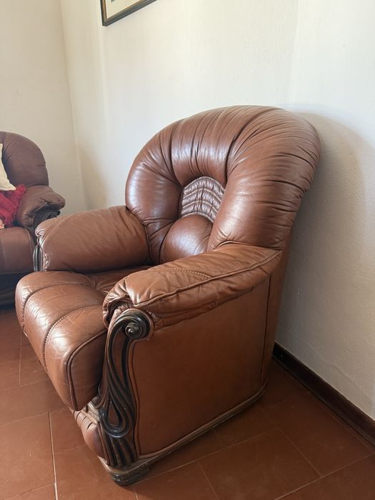 Sofá- cama e 2 poltronas em pele (conjunto em bom estado)