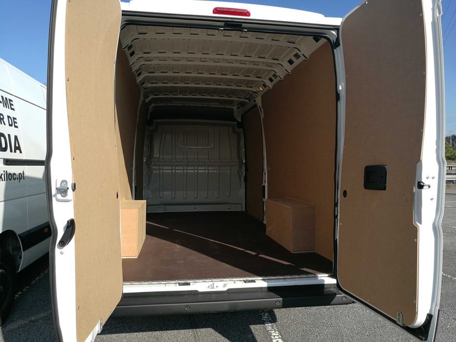 Aluguer de furgão de mercadorias 15 m3, por dia desde