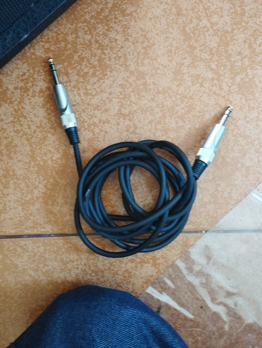 Guitarra Eléctrica c/ Amplificador – Excelente Estado!