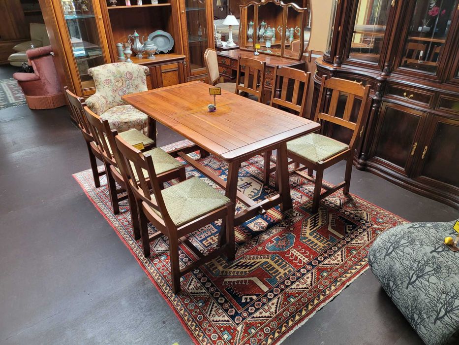 Mesa em madeira maciça - Bom estado geral - Só a mesa as cadeira