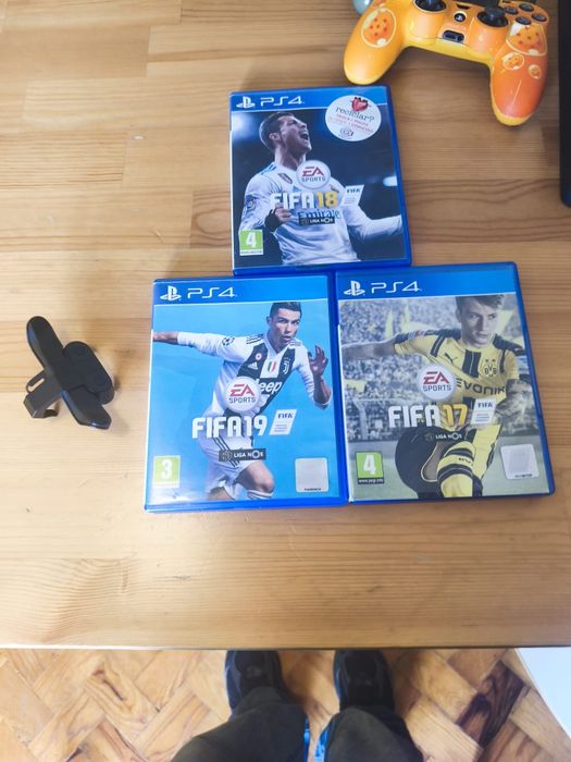 Playstation 4 com os controles e um despostivo de botões extras