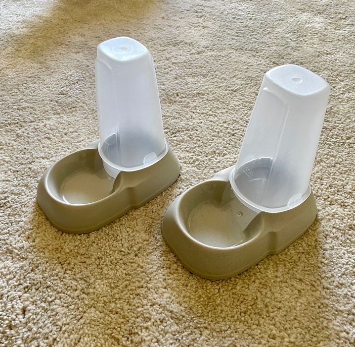 Dispensadores de comida e água