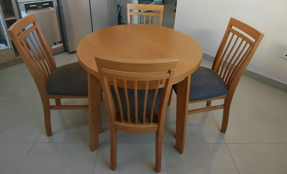 Stół z drewna bukowego z 4 krzesłami