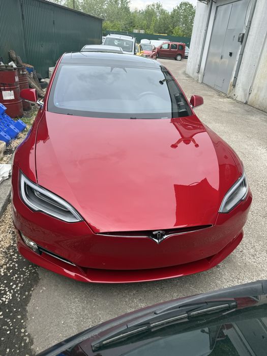 Тесла модел S 100D