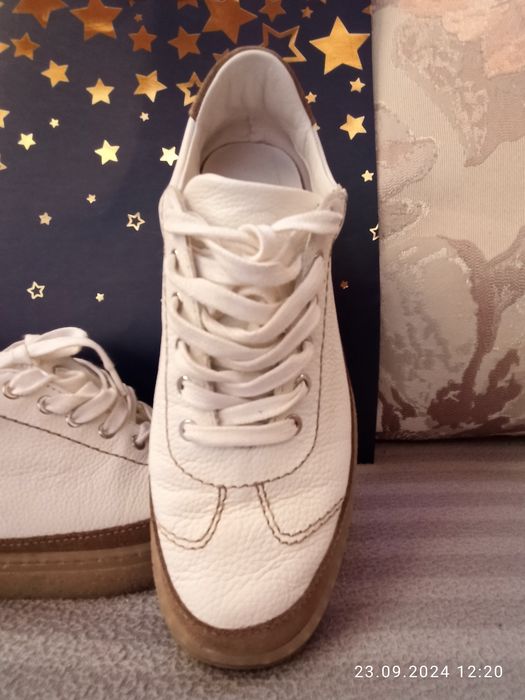 Кроссовки женские