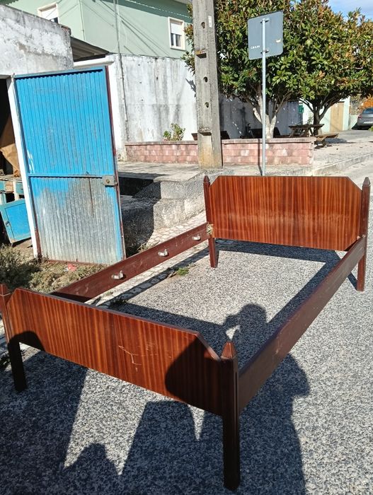Cama de casal com mesa de cabeceira