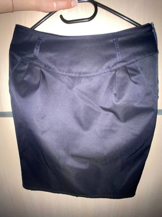 4 різні спідниці довжиною до коліна, кольори: чорний, синій та темно