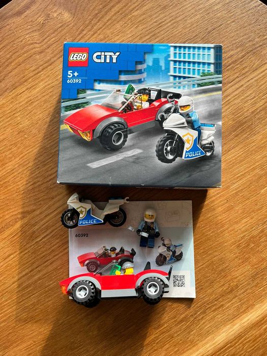 LEGO City 60392 Motocykl policyjny pościg za samochodem