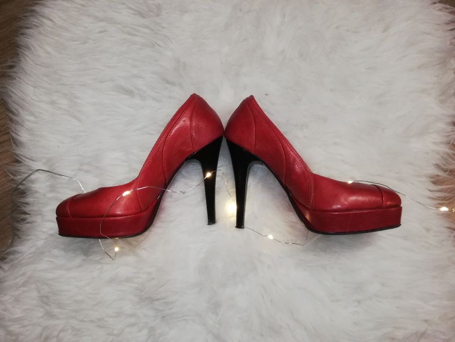 Czerwone skórzane szpilki