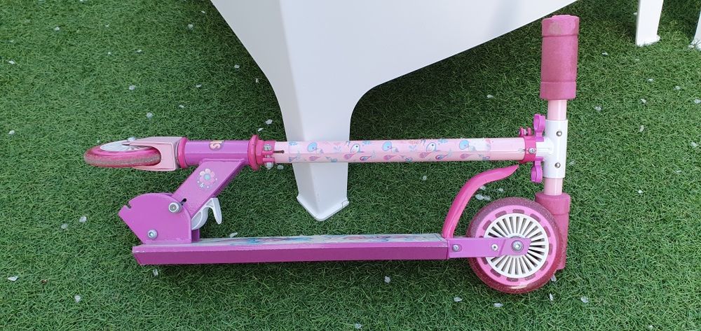 Trotineta rosa dos trolls