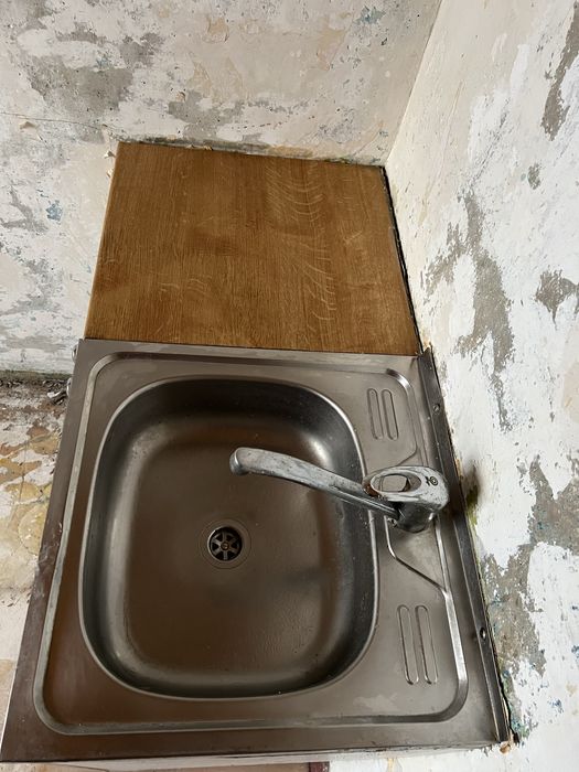 Продам на  кухню б/у 2 навесных шкафа и мойка с тумбой