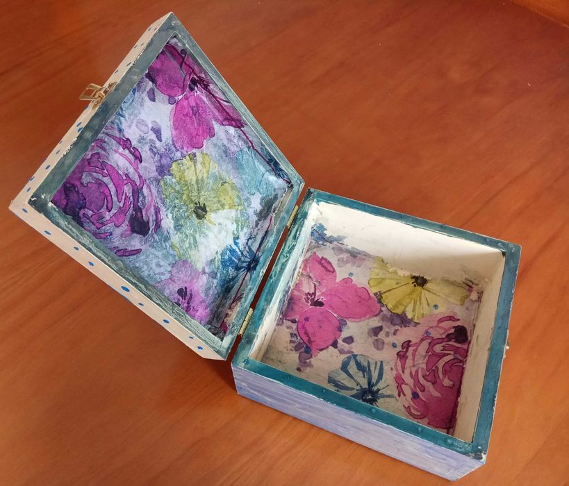 Caixa de madeira quadrada