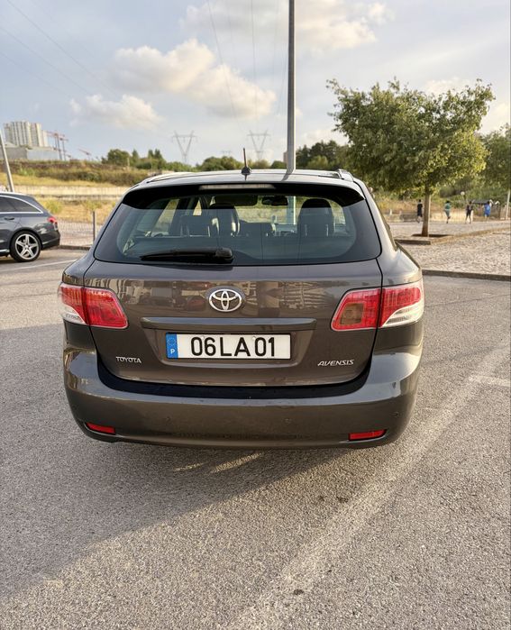 Vendo Toyota Avensis SW 2.0 D-4D Exclusive, nacional, de novembro de 2010, com apenas 153.000 km.