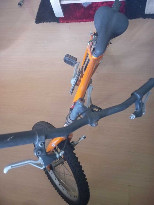 Vendo bicicleta laranja de criança sem rodinhas maior com Descanso promoção