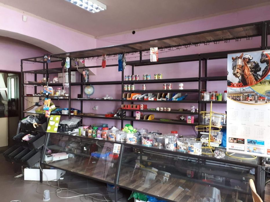 Kompletne regaly ścienne i oszklone