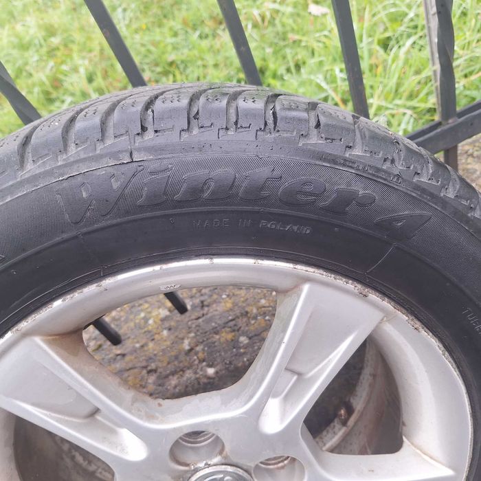 Alufelg 15 z oponami zimowymi Toyota Yaris 2