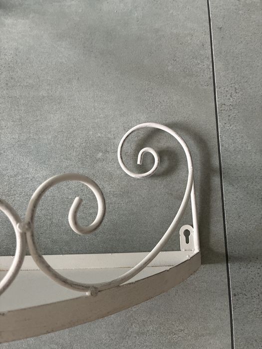 Stylowy kwietnik ścienny – półokrągły, metalowy, vintage