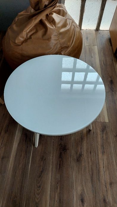 Mesa em madeira redonda.com vidro lacado a branco.