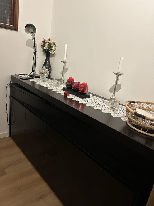 Aparador en madeira wengué, com zonas lacadas em preto semi-brilhante.